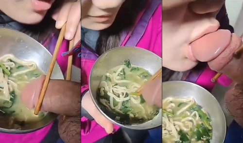 Độc lạ em ăn mì còn lấy chim anh chấm vào nước để mút